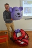 Võõrustaja Lars Taani Save the Childrenist näitamas Sõber Karu maskotti